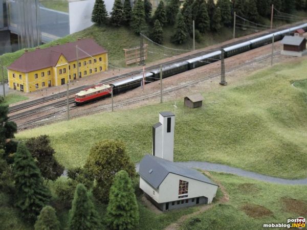 Betrieb am Semmering in der frühen Epoche IV: die fabriksneue 1042.638 erreicht mit einem Schnellzug den Bahnhof Breitenstein, stilecht ist der tannengrüne Wagensatz