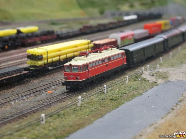 Dem neuen Jägerndorfer-Modell muss natürlich entsprechend gehuldigt werden, schließlich prägte die Reihe 1042 die Semmeringstrecke über Jahrzehnte - hier bei der Einfahrt in Mürzzuschlag