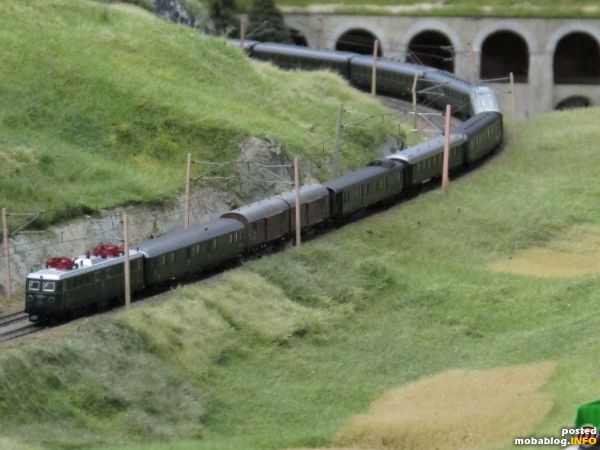 Beginnen wir in der Epoche III: vor Indienststellung der Universallokomotiven der Reihe 1042 waren auch die 6-achsigen Maschinen der Reihe 1010 planmäßig vor schweren Schnellzügen auf der Südbahn anzutreffen.