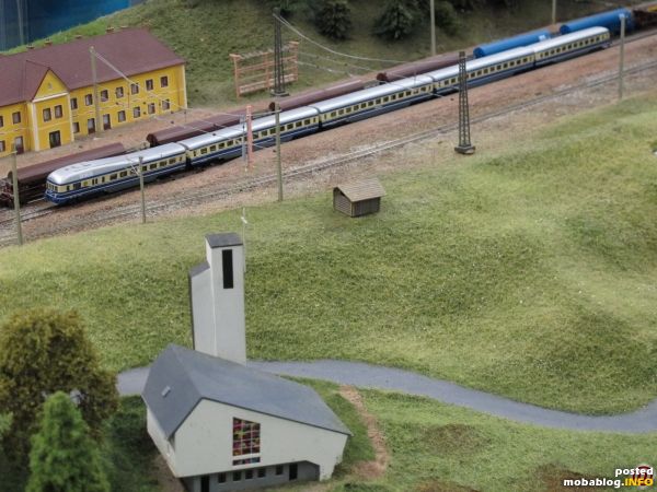 Zur frühen Dieseltraktion vor Beginn des elektrischen Betriebes gehörten auch die Triebwagenzüge der Reihe 5045 - hier als TS Vindobona in Breitenstein.