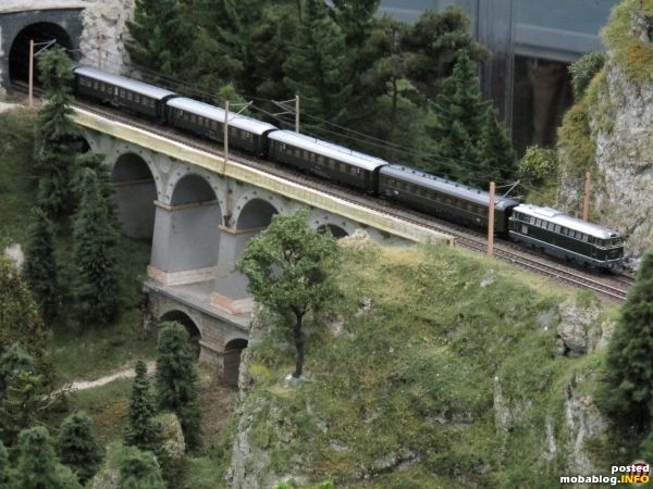 Neben der Reihe 2050 gelangten auch die 2043er in den Reisezugdienst auf der Südbahn, hier rollt eine stilechte grüne Garnitur über die Krauselklause talwärts.