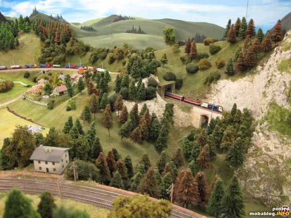 Beim großen Vorbild am Semmering natürlich nicht zugelassen, im Modell sehr wohl erlaubt: eine schwere ROLA (Zuglänge 230cm) passiert hier eben den Bogen bei Breitenstein.