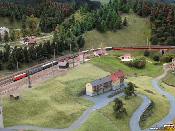Lange Reisezüge mit Kurswagen nach Italien haben Tradition am Semmering, so auch hier eine 1044er mit einer gemischten FS-ÖBB-Garnitur bei der Bergfahrt in Breitenstein.