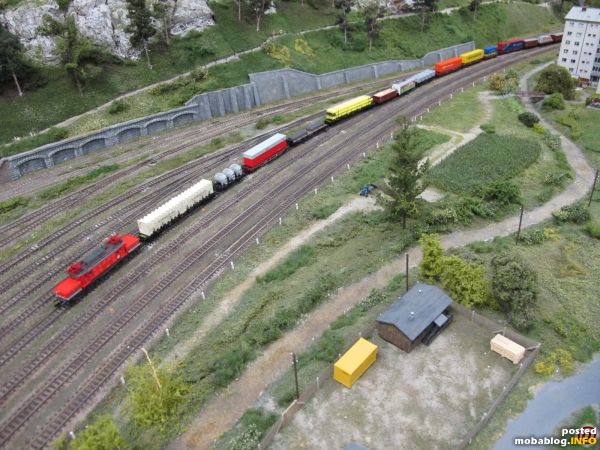 Die Loks der Reihe 1020 sind ja naturgemäß eher seltene Gäste am Semmering, heute brachte eine solche Maschine einen Güterzug nach Mürzzuschlag.