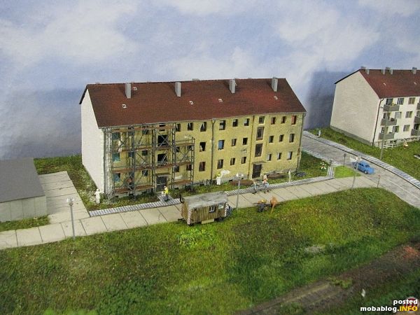 An diesem Wohnblock sind Renovierungsarbeiten im Gange.