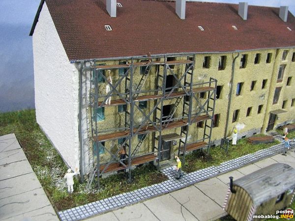 Die Stirnseite des Wohnblock hat schon einen neuen Anstrich erhalten