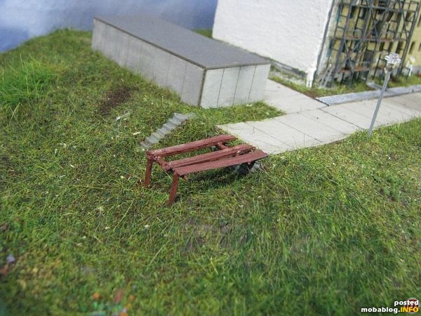 Die Garagenbesitzer haben sich hier eine kleine Rampe zur Wartung ihrer Fahrzeuge gebaut. So können sie auch mal was von unten machen.
