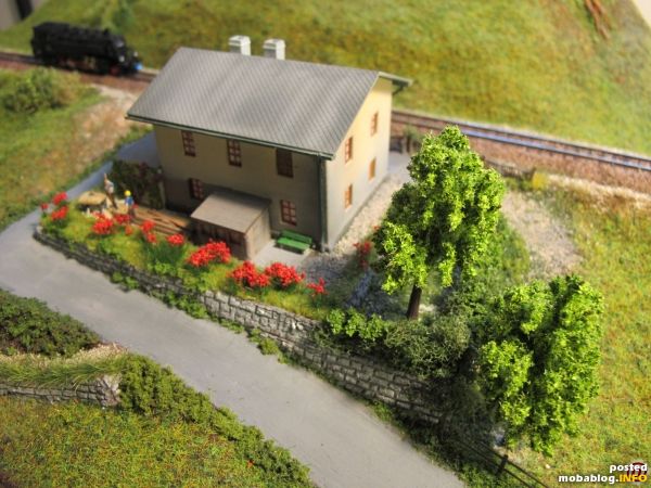 Das Wächterhaus welches dem Modul seinen Namen gibt - hier wurde rings herum Wert auf kleine Ausstattungsdetails wie Garage und Gartenhütte aus Lasercut-Bausätzen und natürlich viel Grünzeug gelegt:-)