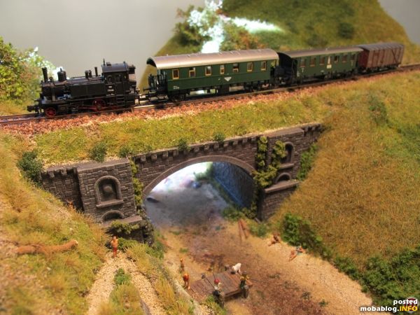 Ein schmaler Fußweg führt den Abhang hinunter zu einem Badesteg, hier haben sich ein paar Angler versammelt, während für die Rückleistung des GmPs eine ÖBB Reihe 770 eingeteilt ist.