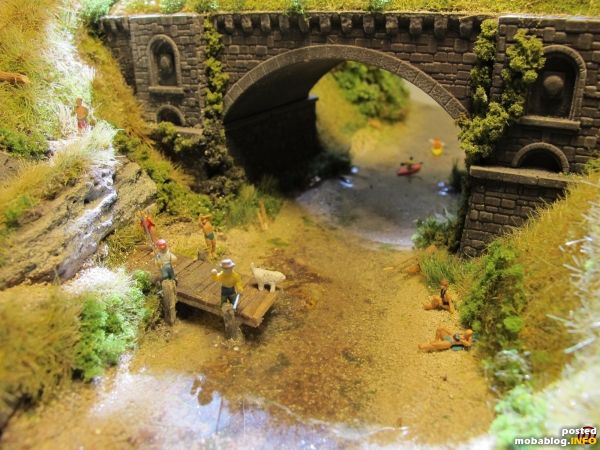 Gleißendes Sonnenlicht legt sich in das Flusstal und die Erfrischung im klaren Wasser ist den Preiserlein anzusehen...wir nehmen die Szenerien mit auf unsere nächste Ausstellung!