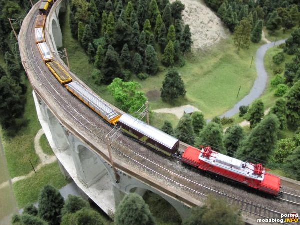 Zu Beginn ein Blick auf die Kalte Rinne, welche gerade von einem schweren Bauzug mit ÖBB Reihe 1020 überquert wird.