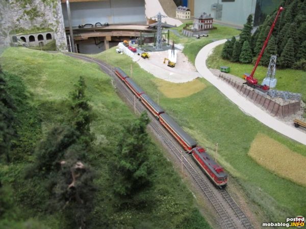 In den Sommermonaten wurde in der hinteren Anlagenecke die Gleis- und Weichenlage erneuert. In einem nächsten Schritt wird hier ein heb- und schwenkbares Landschaftsteil errichtet, um die Zugänglichkeit bei Betriebsstörungen ...