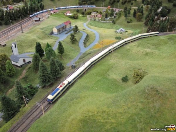 Beim großen Vorbild sind die Zeiten der komfortablen Triebzüge der Reihe 4010 leider längst Geschichte - im Modell lebt die Epoche IV weiter. Der Railjet hat inzwischen auch am Semmering ...