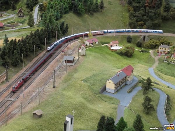 Moderner Betrieb am Semmering heute: 2 Railjets kreuzen in Breitenstein, die bunte Garnitur trägt die