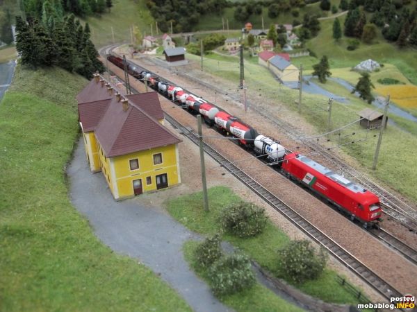 Die Reihe 2016 Hercules ist immer wieder auf der Semmeringstrecke anzutreffen - hier bringt eine STLB-Lok einen Bedarfsgüterzug in die Steiermark. Die Aufnahme entstand bei einem Betriebshalt in Breitenstein.