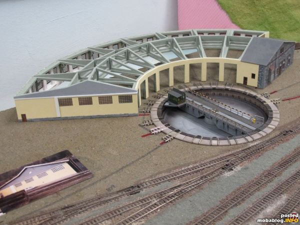 Auch im Bereich des Bahnhofs Mürzzuschlag gibt es Fortschritte bei der Bautätigkeit zu sehen: hier entsteht das vorbildgetreue Modell des Rundlokschuppens mit Hilfe von CNC-gefrästen Holzteilen und Lasercut-Teilen.
