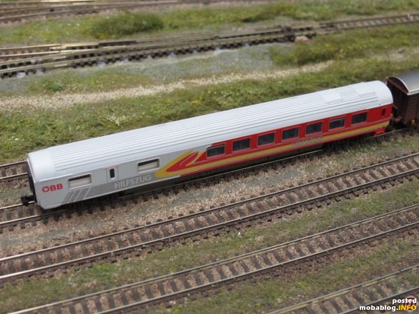 Abschließen möchte ich heute mit einem Bild eines weiteren Kleinserienmodells: hier ein ÖBB-Hilfszugwagen umlackiert auf Basis des ÖBB Speisewagens von Roco.
Bis bald zum nächsten Fahrtag auf der Semmeringanlage - wir ...