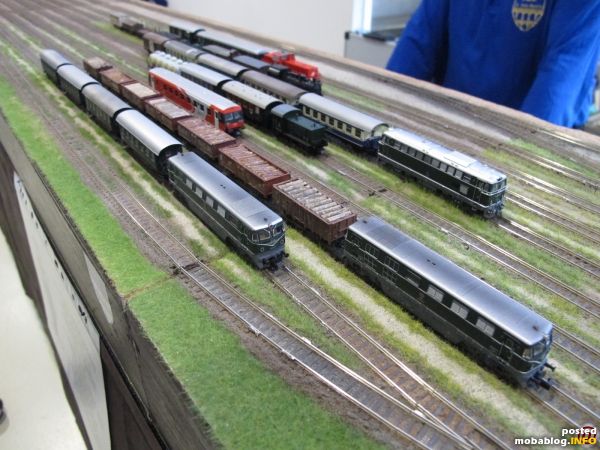 Großer Bahnhof im Fiddle-Yard: von hier aus werden die Züge auf die Strecke geschickt, am Ende befindet sich auch eine Drehscheibe zum Wenden der Lokomotiven.