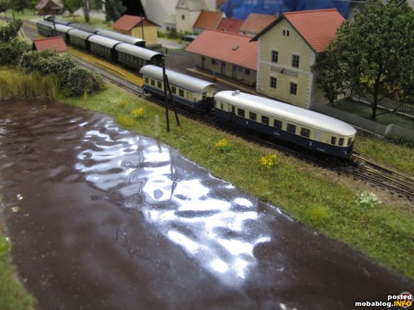 Die Geschicke des Fahrdienstleiters waren vor allem im ansonsten ruhigen Bahnhof von Großkrut-Althöflein gefragt - alle Bahnhofsgleise sind belegt, der VT verlässt die Station in Richtung Türnitz.