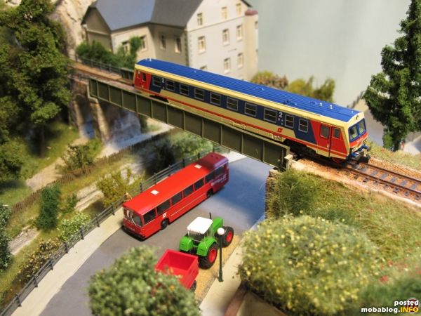 Beginnen wir gleich mit der typischen Wachaubahn-Atmosphäre, hier in Form eines VT5047 in guter alter Ursprungsfarbgebung.