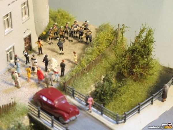 Viel Betrieb auch im Ort selbst, eine Hochzeitsgesellschaft nebst Musikkapelle hat Aufstellung bezogen.