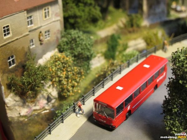 Beim Vorbild nicht immer von Vorteil für den Bahnbetrieb - im Modell eine farbliche Bereicherung, der MAN - Bahnbus in der Ortsdurchfahrt.