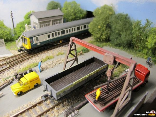 Ein Blick in den Engineers-Yard: hier gibt es einen kleinen Portalkran zum Verladen von Infrastruktur-Equipment, wie Telegraphenmasten usw., der gelbe Dienstwagen darf dort parken.