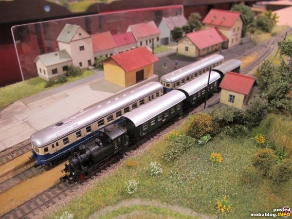 Viel Betrieb im Bahnhof Großkrut-Althöflein: ein VT5046 kreuzt mit einem P-Zug mit Reihe 770 und Spantenwagen