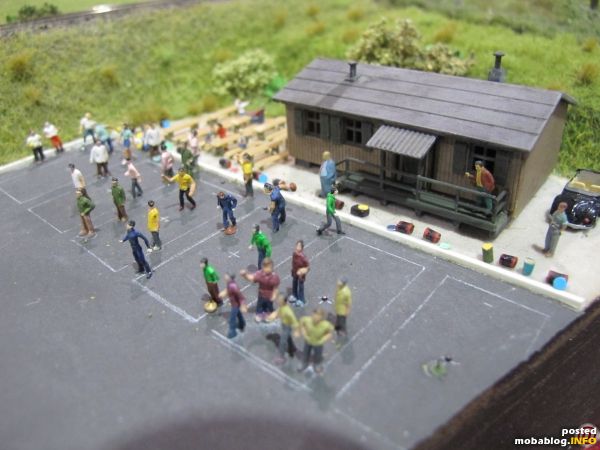 Kleine Szenen bereichern die Landschaft - hier ein Stockschießplatz