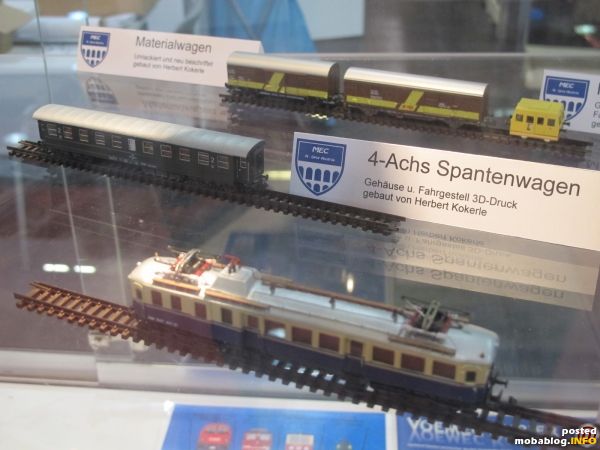 Die Eigenbaumodelle waren auch in einer eigenen Vitrine zu bewundern: hier der ET4041.05, im Hintergrund der 4-achsige Spantenwagen und Bahndienstfahrzeuge