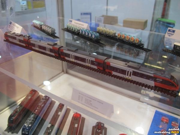 Letzten Samstag eben noch auf der Semmeringanlage im Einsatz, heute in der Vitrine ausgestellt: der ET4024 Talent und im Hintergrund die Milchwagenvarianten