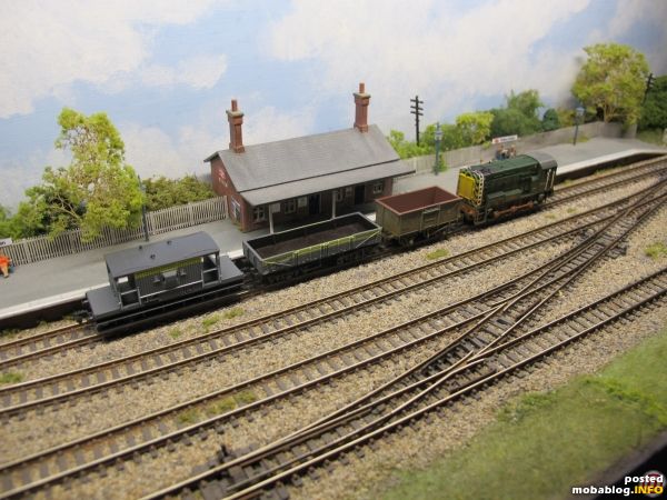 Eine British Rail Class 08 rangiert hier eine kurze Verschubeinheit