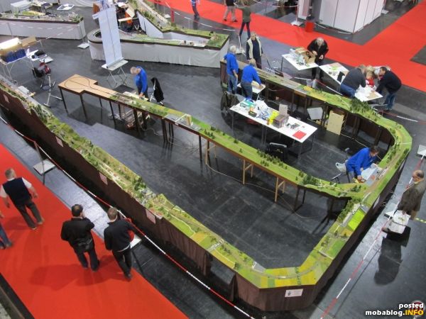 Zum Abschluss noch ein Schrägluftbild der Modulanlage - der Hauptast führt vom Fiddle-Yard über Enzersdorf-Staatz, Spitz und Weitenegg bis nach Türnitz. Der in der Mitte abzweigende Nebenast führt über Großkrut-Althöflein ...