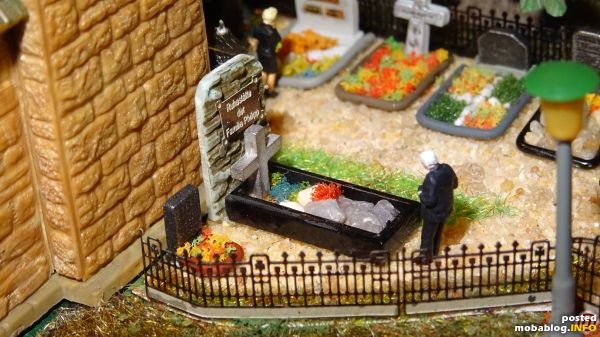 Urnengrab und monumentale Ruhestätte aus der Nähe.
Familie Philipp war wohl sehr wohlhabend und immer noch im Gedenken verankert.
Warum sonst wird hier wohl ein Besucher seine Ehre erweisen.
Die Gedenktafel findet sich ...