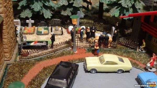 Viel Betrieb an der Kirche im Dorf.
Kein Wunder wenn am Eingang eine Hochzeit ist und hier auf dem Friedhof gerade eine Beerdigung stattfindet
