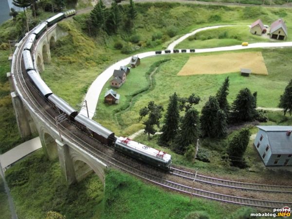 Dieselbe Garnitur passiert hier den Viadukt über den Adlitzgraben, die Straße im Bild wird derzeit neu gebaut und auch die Bepflanzung überarbeitet.