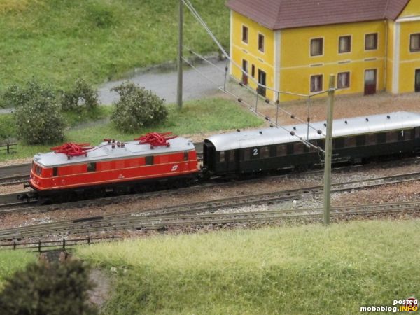 Im Bahnhof Breitenstein erwartet die Lok Reihe 1141 mit ihrem Personenzug die Abfahrt.