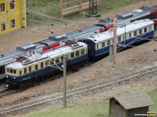 Derselbe Bahnhof, diesmal mit einem Elektrotriebwagen der Reihe 4041 und Beiwagen.