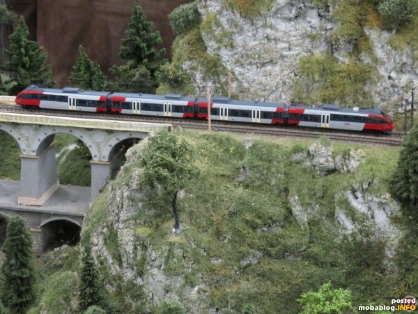 Ein Stück weiter passiert ein Triebzug der Reihe 4024 Talent die Krauselklause auf dem Weg nach Breitenstein.