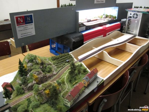 Ortswechsel vom Semmering zur Modulanlage im Clubraum: in der Mitte war das britische Layout "Philton Green" aufgebaut, im Vordergrund zu sehen sind die beiden Streckenmodule "Spitz an der Donau", wobei ...
