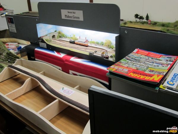 Hier nochmal ein Überblick über die Präsentation von Philton Green - ein klassisches Station-to-Fiddleyard Layout in British N mit beleuchteter Kulisse.
