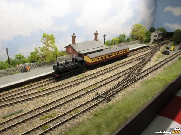 Im Pendelbetrieb waren heute 2 Garnituren eingesetzt, wobei wir hier einen British Rail-Klassiker in Form einer Pannier-Tank-Loco mit Autocoach sehen.
