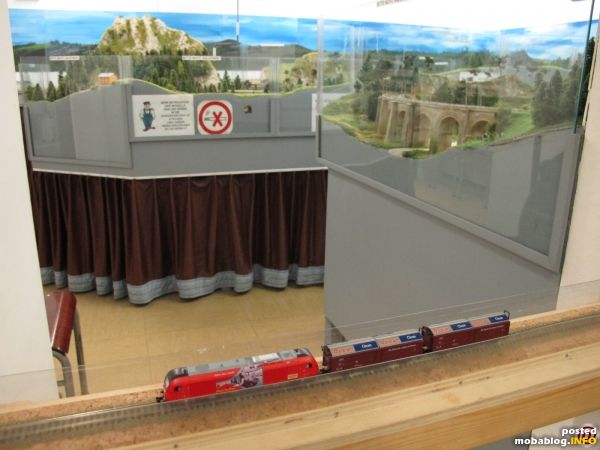 Sauberkeit auf der Schiene ist immer ein Thema: auf der Modulanlage erledigt diese Aufgabe eine Reihe 2016 mit Roco-Clean-Wagen, hier auf der Klappbrücke beim Durchgang zur Semmeringanlage. Diese Brücke wird ...