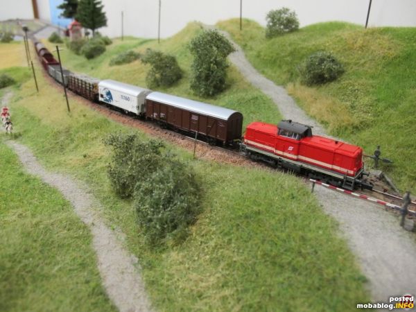 Der Gegenzug ist bereits auf der Strecke unterwegs, hier mit einer älteren Arnold 2048er und einer gemischten Güterzuggarnitur.