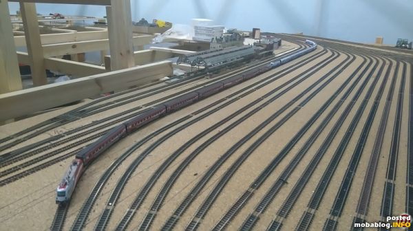 Ein doppelter Railjet auf Bstg 2