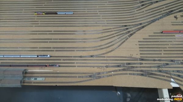 Vogelperspektive vom Hausbahnsteig nach unten, Bstg 1, 11, 21, CAT, nach oben 2, 3, 4, 5, 6, 7, 8, 9