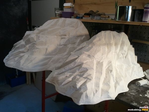 In meiner Werkstatt (wegen der "Sauerei" beim Styropor schneiden nicht im Hobbyraum!) habe ich die Berge aus dem Styropor geschnitten und in Form gebracht. Danach wurde alles mit Gipsbinden überzogen, ...