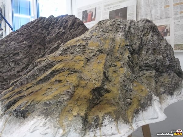 Die Berge wurden zuerst ganz normal begrünt, mit dem Ziel einer kargen hochalpinen Vegetation.