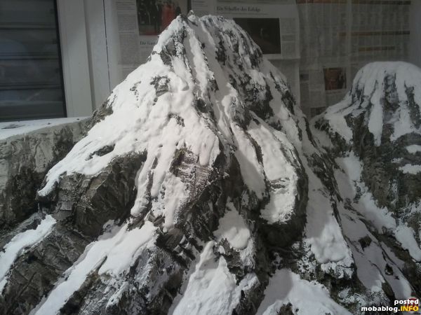 Ein erster Auftrag von Schneefeldern. Diese habe ich mit Moltofill modelliert und mit weisser Dispersionsfarbe bemalt. Das Ganze sieht jetzt ein bisschen wie Zuckerguss aus, da noch der eigentliche Schnee ...