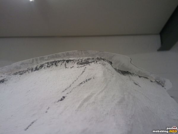 Nun muss das abnehmbare Gebirge auf das Segment 5 aufgesetzt werden. Um am Übergang von oben und unten "herangipsen" zu können, das Gebirge danach aber weiterhin abnehmen zu können, habe ...